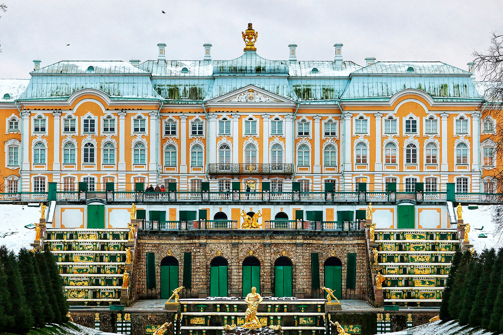 Большой дворец растрелли. Петергоф зимний дворец. Резиденция Петра 1 в Петергофе. Петергоф большой дворец зимой. Большой Императорский дворец в Санкт-Петербурге.